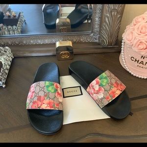 Gucci blooms slides